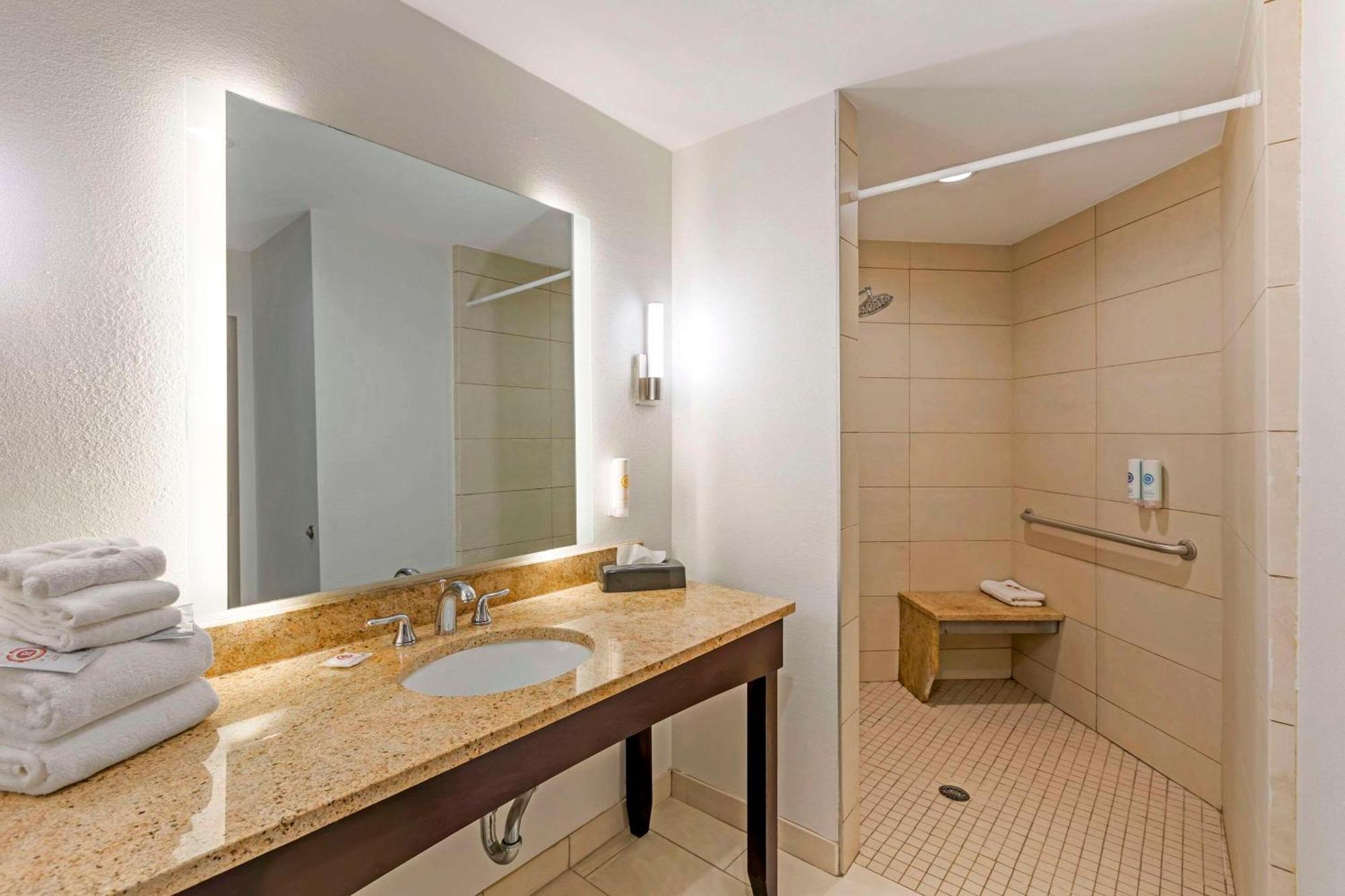 Comfort Inn & Suites Verona At Turning Stone Resort Casino Exteriér fotografie
